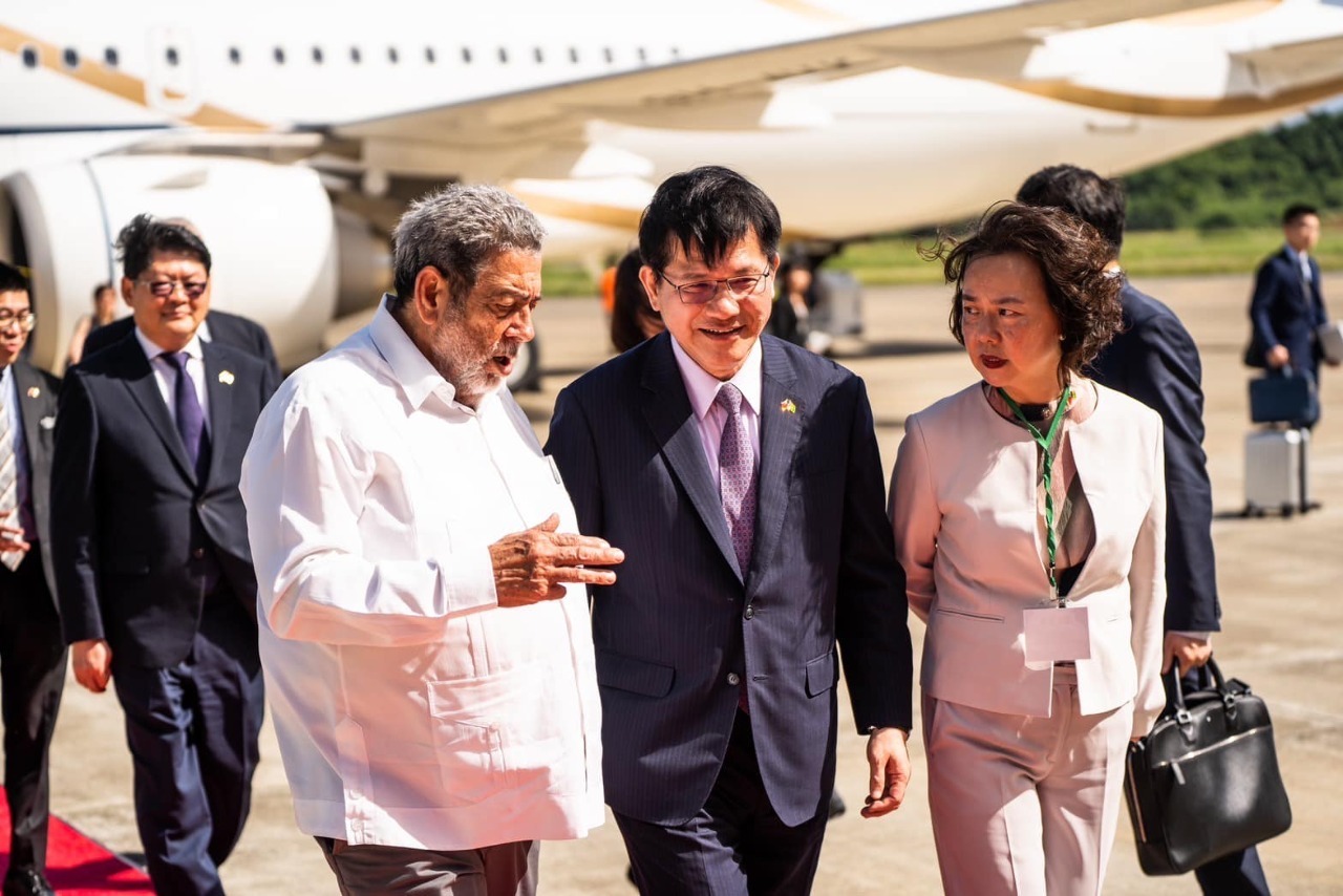 Menlu Berkunjung ke St. Vincent dan Grenadines, Sampaikan Ucapan Selamat Hari Kemerdekaan ke 45 dari Presiden Lai