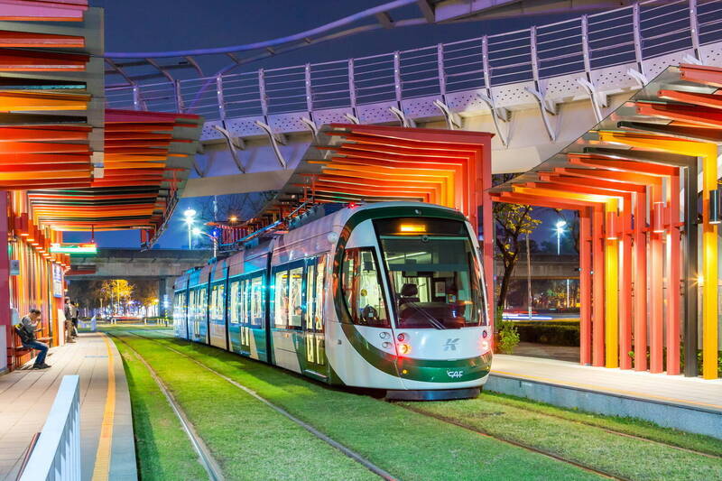 LRT Kaohsiung Berhenti Beroperasi Setelah Pukul 12:00, Walkot Kaohsiung: Periode Angin & Hujan Terkuat Antara Pukul 15:00-21:00