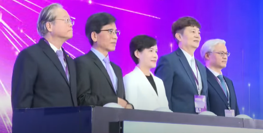 Pameran FinTech 2024 Digelar, Forum Pertemuan Tinggi Fokus 3 Topik Utama AI