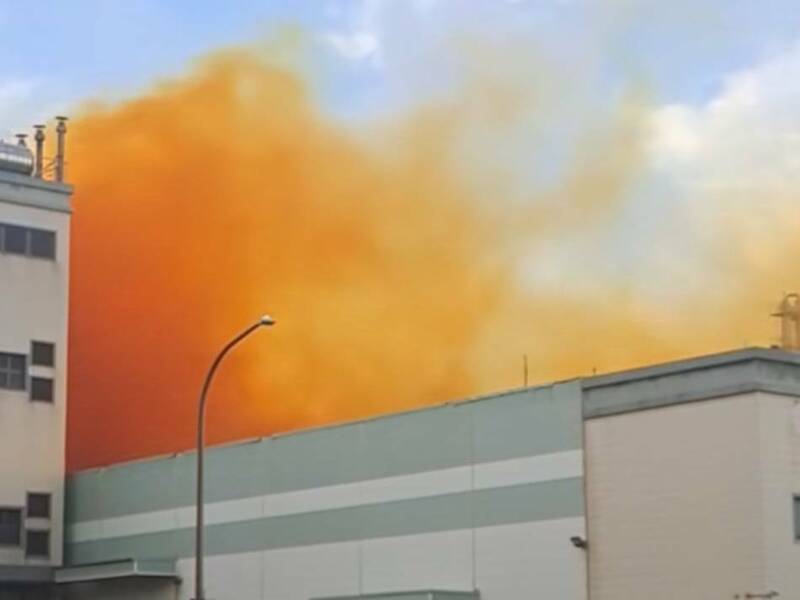 Insiden Kebocoran Gas Asam di Distrik Guanyin, Taoyuan! Asap Tebal Berwarna Oranye Kekuningan Meninggi ke Langit