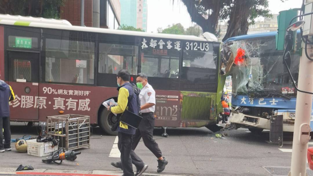 Kecelakaan Melibatkan 2 Bus Umum di Taipei, 1 Tewas dan 15 Luka-luka! Dewan Kota Mengecam Perusahaan yang Membiarkan Pengemudi Bekerja Melebihi Jam Kerja