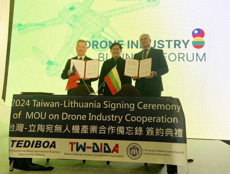 Lin Chia-lung Tandatangani MoU Drone Taiwan-Lituania dalam Forum Bisnis Industri Drone