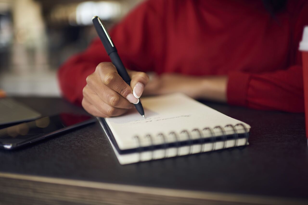 Stress Bikin Susah Terlelap? Coba Ambil Pena dan Secarik Kertas!