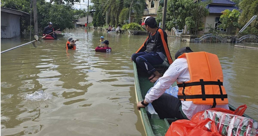 Thailand Selatan Dilanda Banjir, Warga Berhasil Merekam Gambar Ular Piton Raksasa.