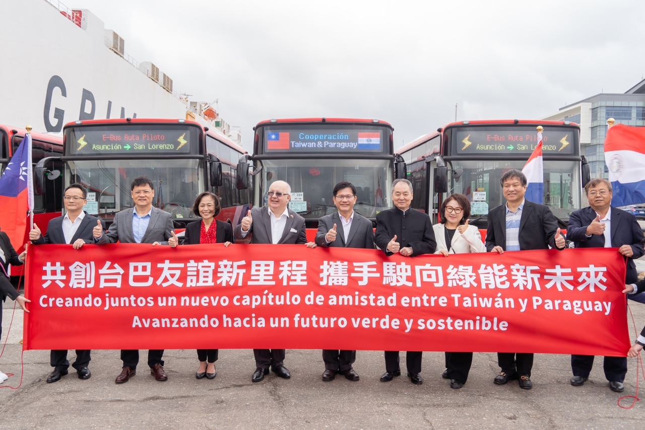 Menlu Lepas Pengiriman Bus Listrik Buatan Taiwan ke Paraguay