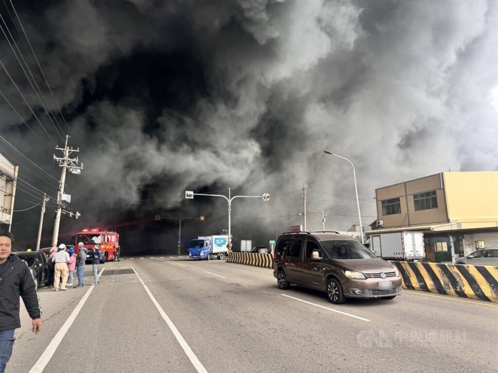 Kebakaran Hebat Lalap Gudang PX Mart Taichung, 3 Tewas 2 Kritis, Salah Satu Korban Tewas Ditemukan Dalam Kondisi Nahas dengan Kaki Patah Diduga Lompat dari Ketinggian