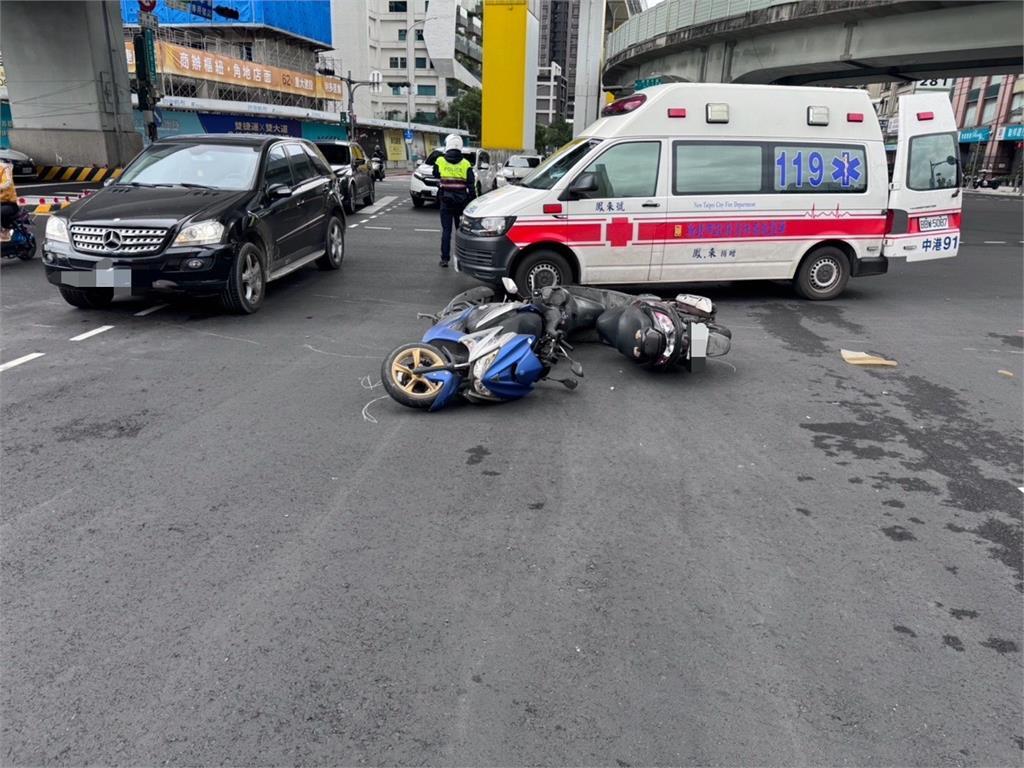 Mobil Mercedes-Benz di Xinzhuang Tiba-tiba Melaju Kencang dan Menabrak Sembilan Sepeda Motor yang Tengah Berhenti di Lampu Merah