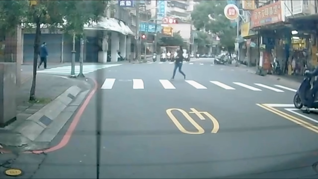 Lampu Hijau Pedestrian Tersisa 2 Detik, Berlari Kecil Menyeberang Jalan! Warga Ini Tiba-tiba Dihentikan dan Didenda oleh Polisi