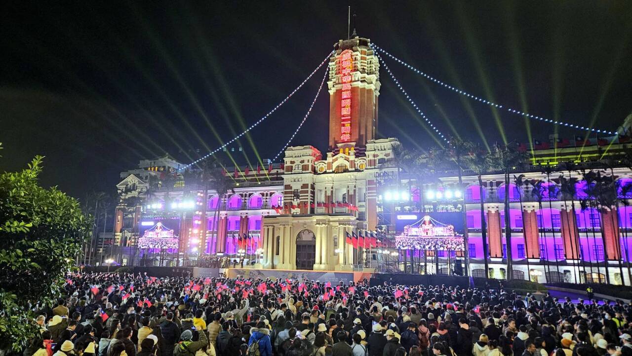 Upacara Pengibaran Bendera Hari Tahun Baru di Istana Kepresidenan, Presiden dan Wakil Presiden Menyambut Tahun 2025 Bersama Ribuan Warga