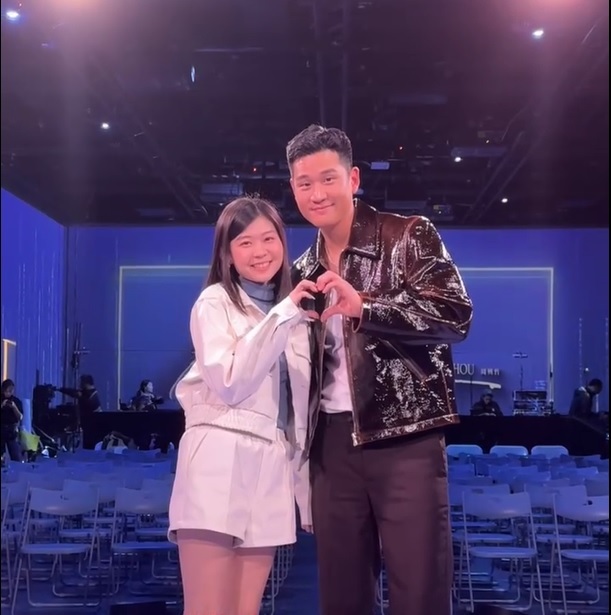 Evelyn Jiang dan Eric Chou setelah berduet dan foto bersama (foto: IG EvelynJiang)