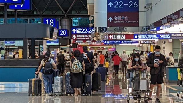 Youtuber Ini Terkejut Melihat Pemandangan Orang Taiwan yang Berjubel di Bandara Taoyuan Hendak ke Luar Negeri: Bukannya Banyak yang Mengaku Gak Punya Uang!