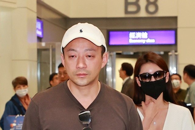 Mantan Suami Barbie Hsu Terbang ke Taipei, Wajah Wang Xiao-fei Terpantau Letih dengan Mata Bengkak