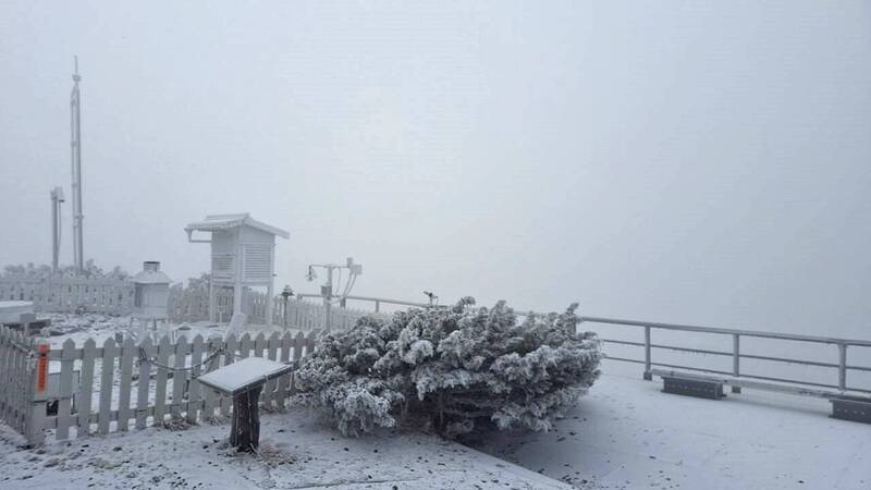 Yushan Catat Suhu Terdingin Taiwan dengan -4,2°C! Paiyun Lodge Turun Hujan Es Lembut