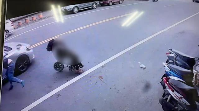 Hindari Mobil Barang yang Tengah Menepi Jalan, Perawat dan Nenek 104 Tahun Terpelanting, Nenek Meninggal Dunia
