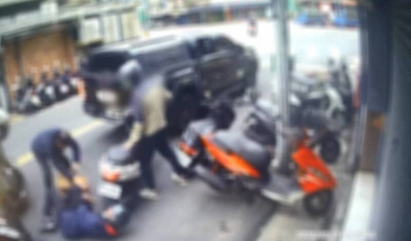 Hanya Berselang 11 Hari, Anjing Ini Kembali Buka Jendela Mobil dan Serang Pengendara Motor!