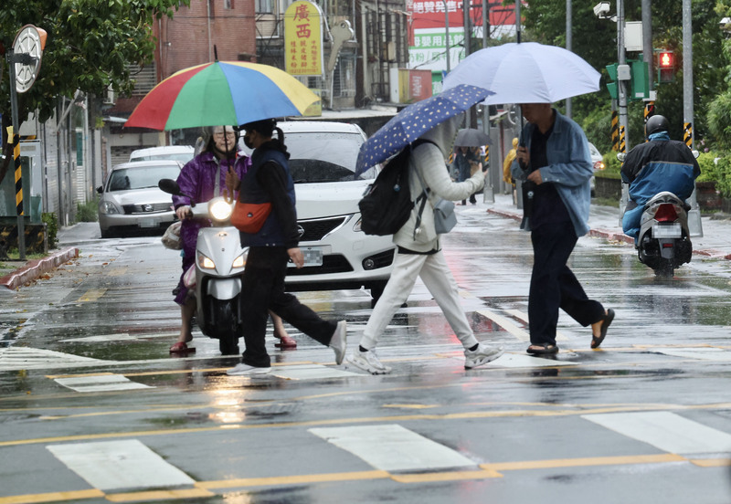 Seluruh Taiwan akan Lembap dan Basah, Gelombang Musim Hujan akan Tiba, Taifun Berpotensi Muncul Minggu Depan