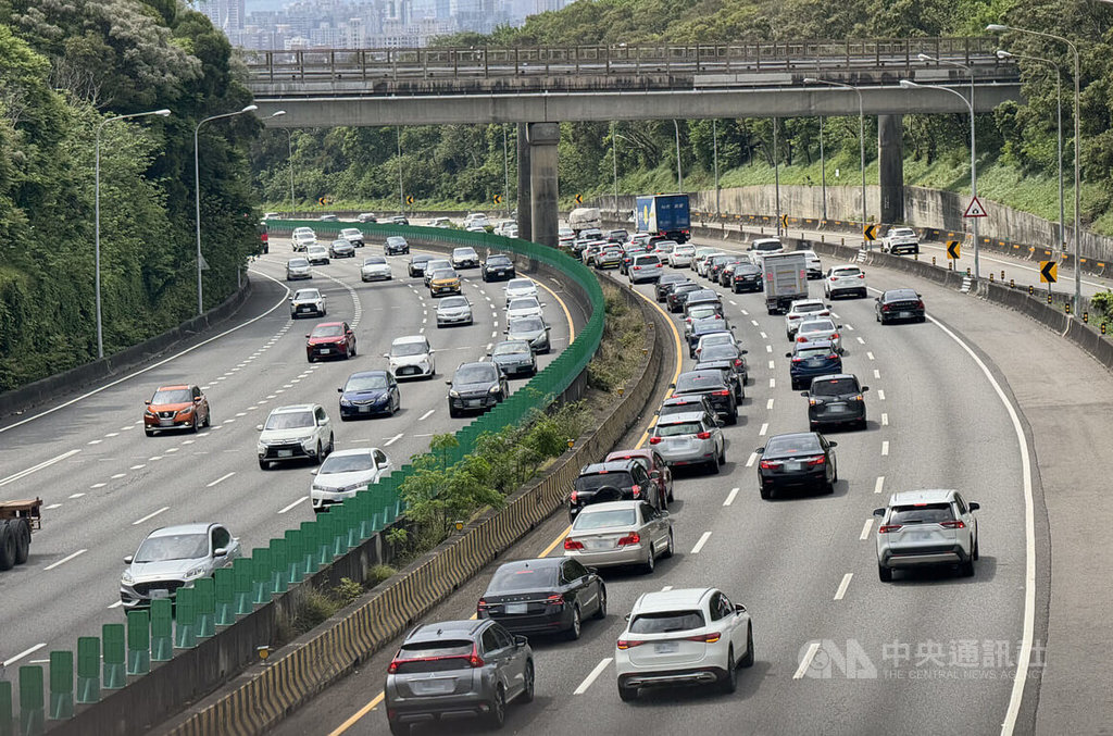 Kemacetan Arus Liburan Cengbeng, Sebagian Ruas Jalan Tol Terjadi Kemacetan