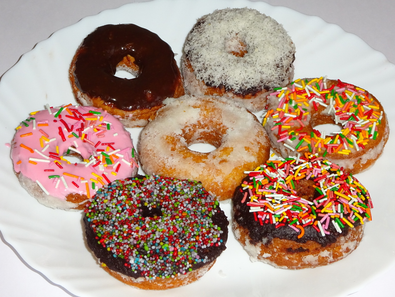 Aneka donat (foto: Wikipedia)