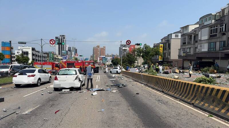 Kecelakaan Lalu Lintas Parah di Taichung, Truk Gandeng Tabrak 10 Mobil, 11 Sepeda Motor, 1 Sepeda