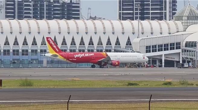 Alami Retak Pada Kaca Kabin, Pesawat Ini Tiba-tiba Ajukan Mendarat Darurat di Kaohsiung