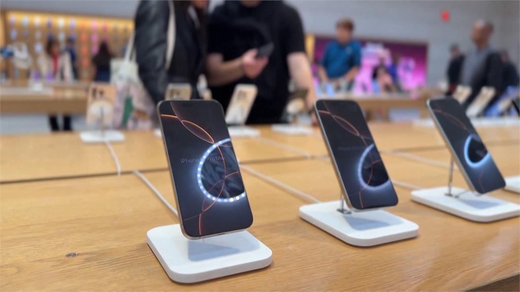 Donald Trump Minta Apple Kembalikan Proses Produksi Mereka ke AS, Harga Satu iPhone Bisa Naik Hingga Ratusan Ribu NT$