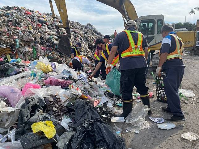 Truk Sampah Dari Kawasan Nantou Ditolak Karena Sampah Tidak Dipilah: Ada Ipad di Sampah Umum