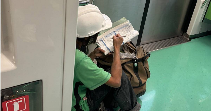 Pekerja Buruh Tekun Membaca Buku di Lantai Kereta MRT Taichung, Netizen Terharu: Ketekunannya untuk Belajar Patut Diancungi Jempol