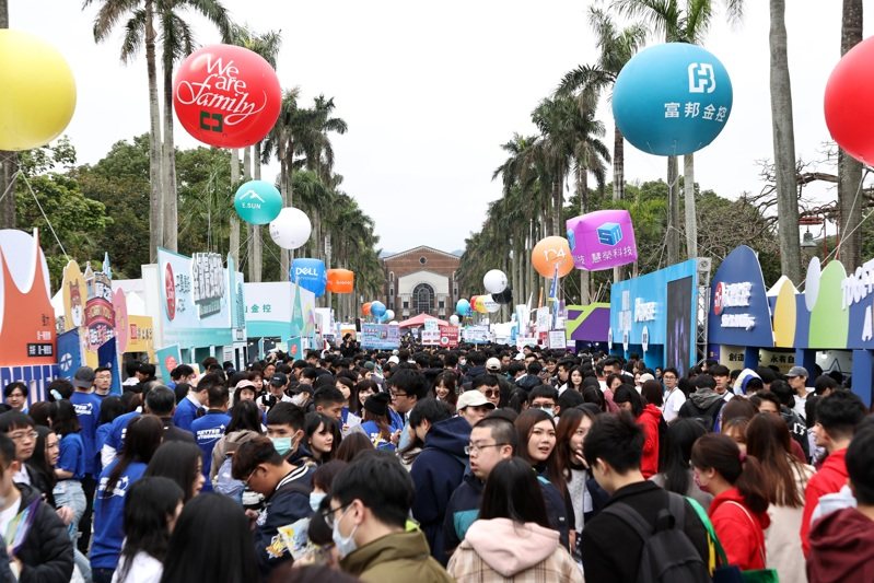匯聚頂尖企業與產業趨勢，全台規模最大、最具前瞻性的產學交流平台「2025台大校園徵才博覽會」上午登場，參與的企業攤位、工作人員與年輕學子擠滿台大椰林大道。記者侯永全／攝影