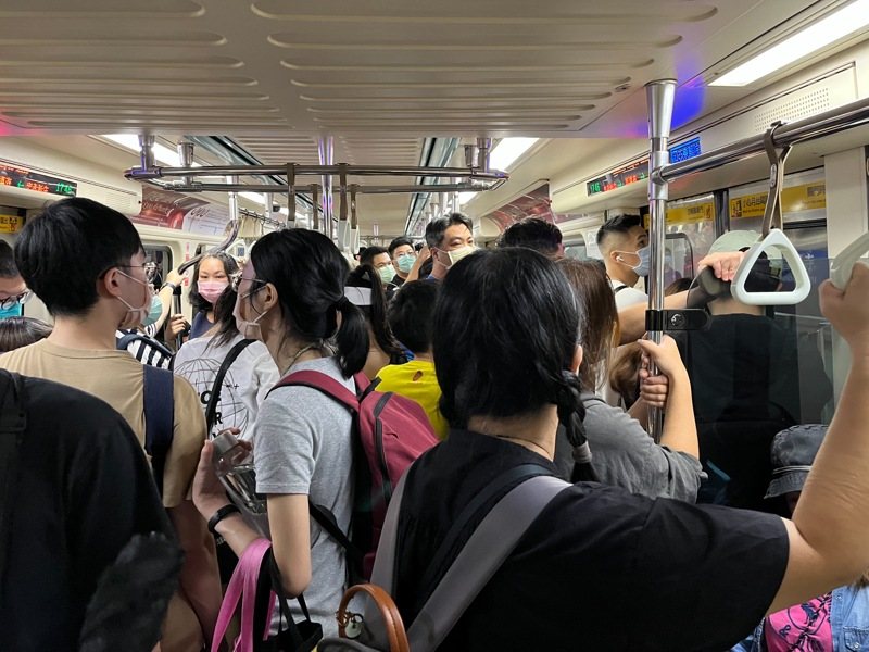 別再視而不見！他怒轟這項「捷運禮節」沒人遵守：很不舒服| 鄉民爆報看| Oops | 聯合新聞網