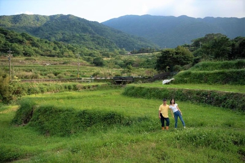 稻農陳國志去年參加新北市生態給付計畫，今年帶著女兒陳韻竹共同加入，父女二人攜手重新復耕將水梯田，今年度更獲棲地營造給付。圖／新北市農業局提供