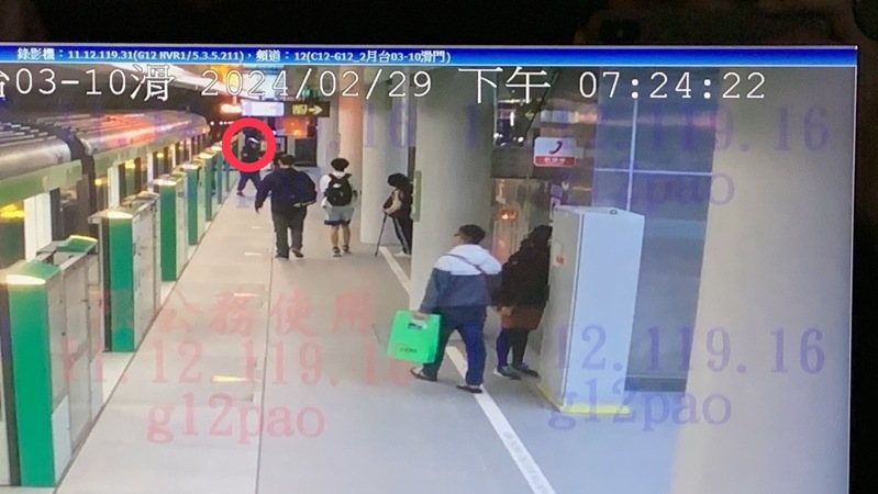 葉男（紅圈）在台中捷運車廂內亮槍，列車一到豐樂公園站時乘客就嚇到奔逃。記者曾健祐／翻攝