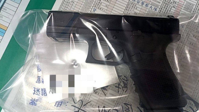 警方查扣葉男的瓦斯空氣槍，確認無殺傷力。記者曾健祐／翻攝