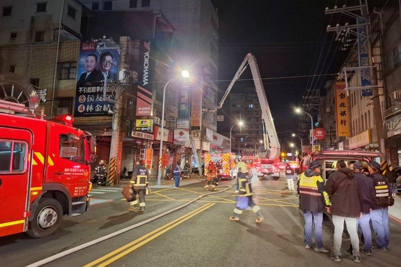 新北市土城區中央路三段某一樓店鋪,初一凌晨近1點半時突然發生大火,店鋪內一名40餘歲的女子救出時已OHCA。記者蔣永佑/翻攝