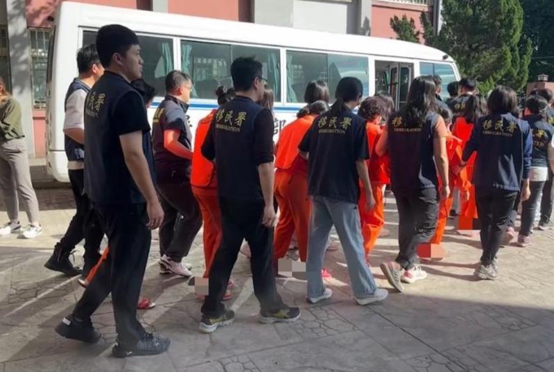 移民署新北專勤隊查獲印尼移工打黑工進醫院擔任照服員,醫院照服員承包商派遣的女督導涉勾結非法仲介業者按日抽取800元仲介費,不法獲利至少300萬元。記者王長鼎/翻攝