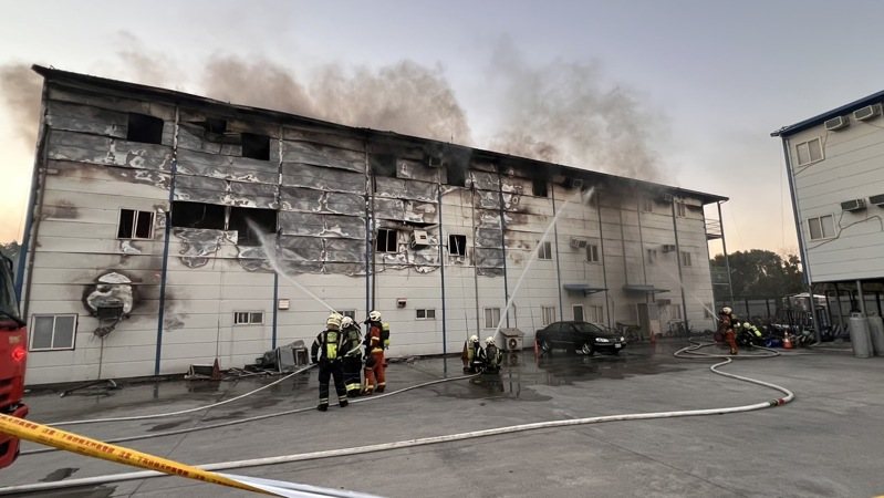 桃園市桃園區福林街一處移工宿舍今下午發生火警，大火伴隨黑煙直衝天際。記者周嘉茹／翻攝