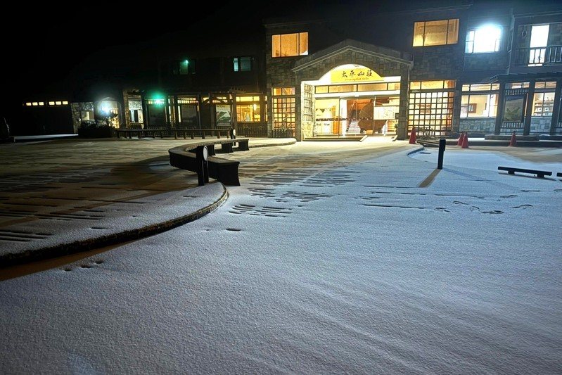 太平山國家森林遊樂區凌晨3點開始下雪,放眼望去,一片銀白大地,看到雪景的遊客直呼幸運,彷如置身在雪白的童話世界裡,浪漫極了。記者黃義書/攝影