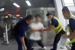 影／畫面曝光！醫專生台中捷運砍人乘客衝出車廂逃命| 中捷砍人事件| 社會| 聯合新聞網