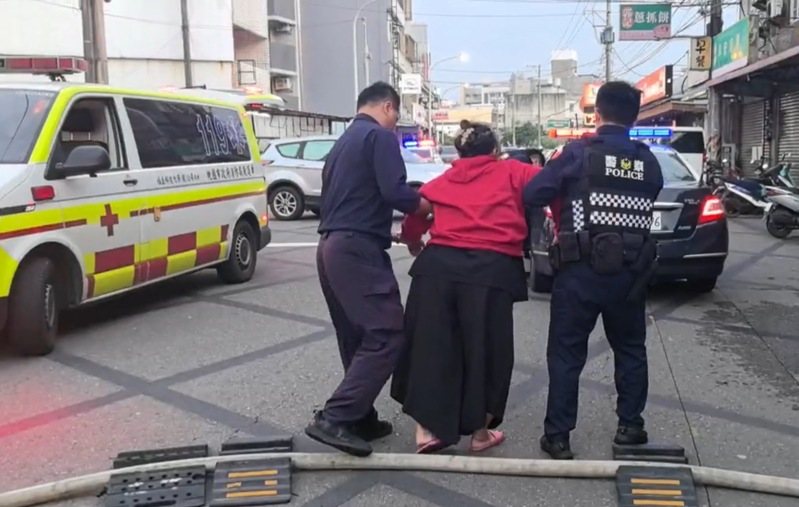 桃園市大園區中山北路上某棟透天厝今天下午4點11分發生3名外籍移工死亡火警，警消初步調查，疑似二樓新住民太太煮食不慎釀災，而她當場也遭警方帶回調查。記者陳恩惠／翻攝