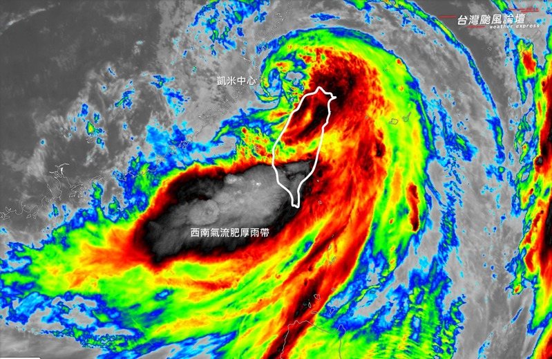 凱米颱風目前位於台灣海峽中線，颱風環流正與西南氣流合流，在西南海域及南部上空，爆發非常肥厚的颱風尾。圖／取自「台灣颱風論壇｜天氣特急」臉書粉專