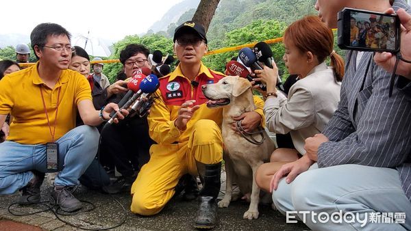 ▲▼花蓮強震砂卡礑找到第３具遺體的搜救犬Roger。（圖／記者黃彥傑攝）