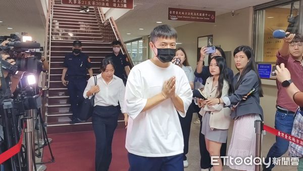 ▲▼藝人宥勝（本名王宥勝）性侵案30日到台北地院出庭，雙手合十沒回應媒體發問。（圖／記者黃哲民攝）