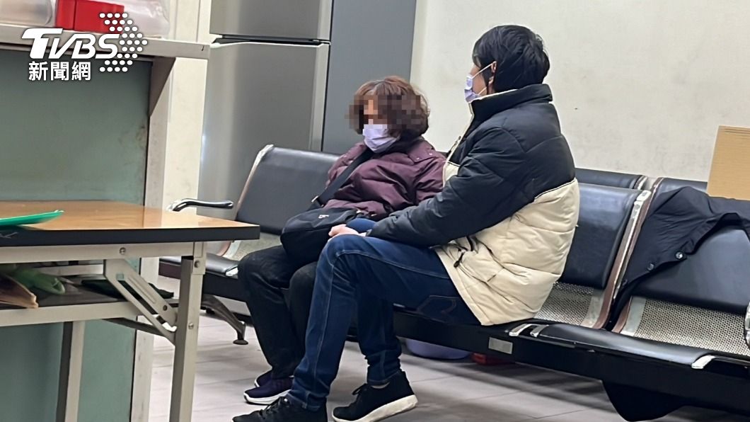 簡母與簡男大哥到基隆殯儀館相驗。（圖／林意筑攝）