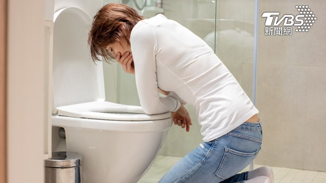 食物中毒會產生許多症狀，以腸胃道症狀為主。（示意圖／shutterstock達志影像） 