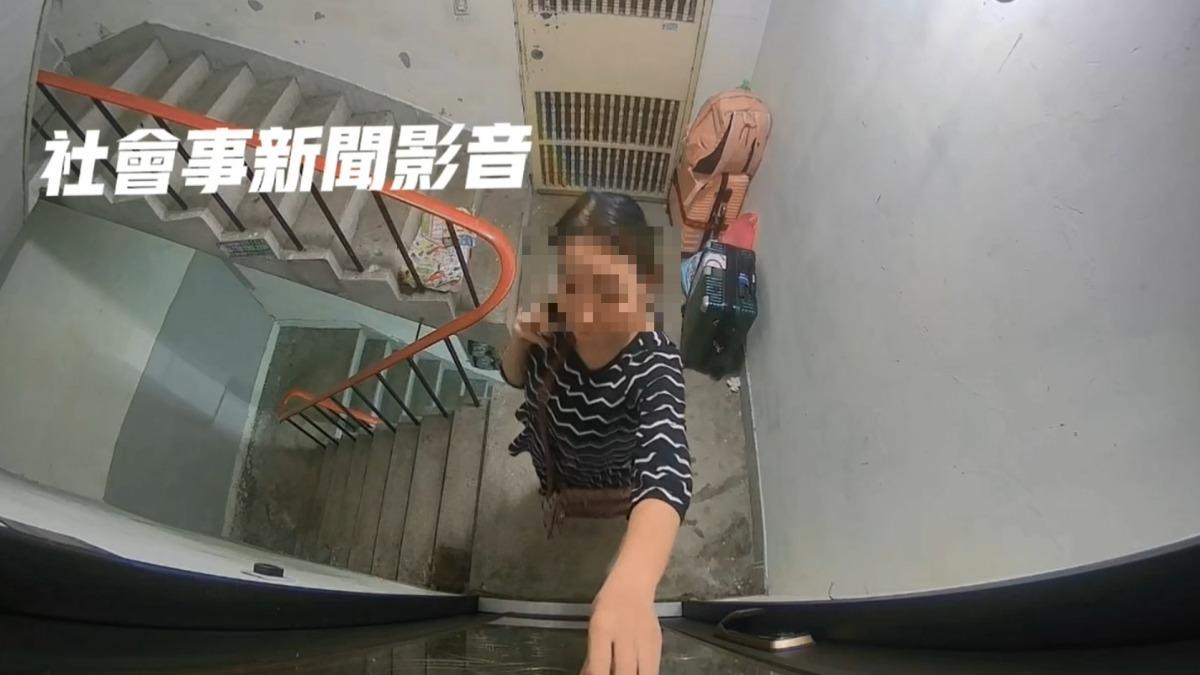 婦人在樓梯間徘徊。（圖／翻攝社會事新聞影音）