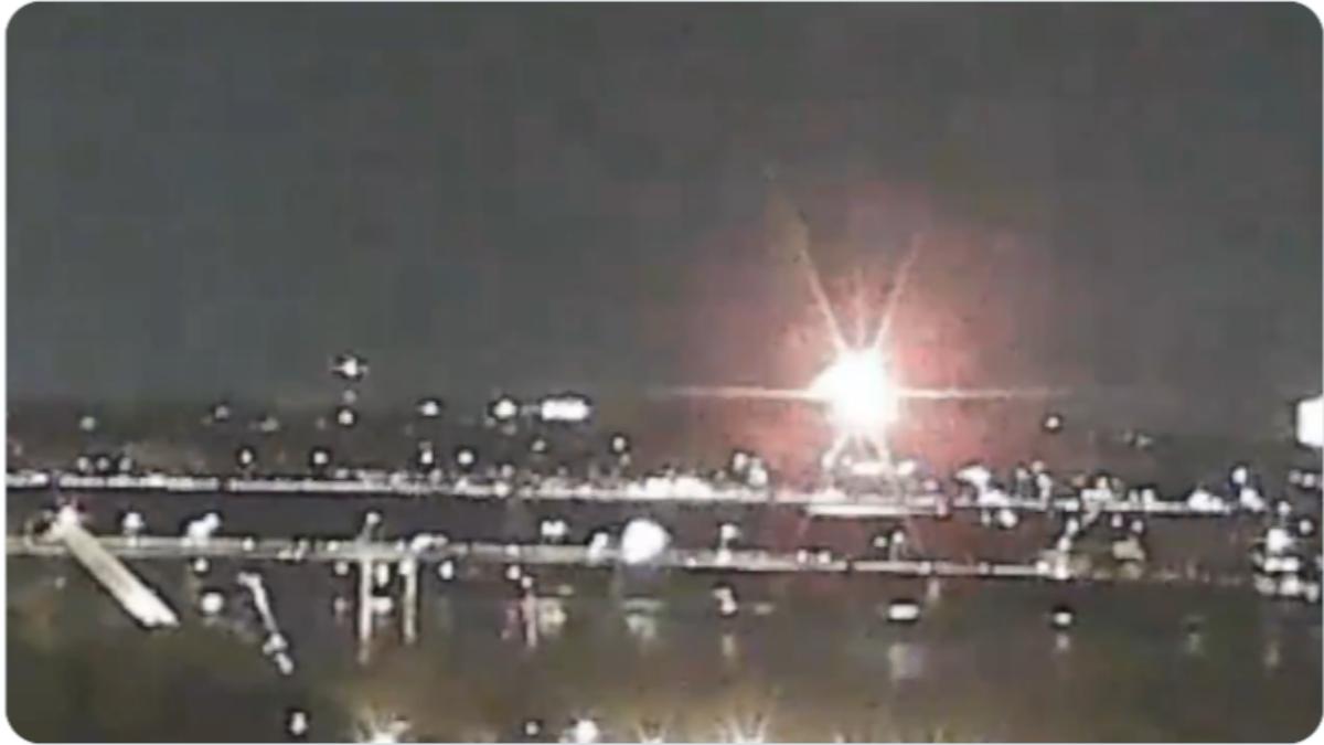 美航子公司客機載64人華府空中撞美軍黑鷹直升機爆炸墜河│TVBS新聞網