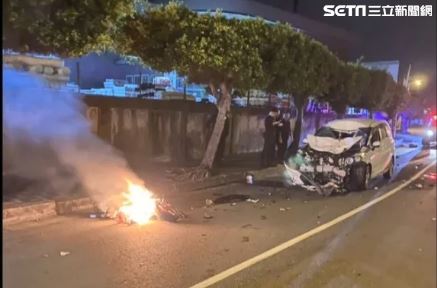 移工騎電動車雙載還逆向，遭轎車迎面撞2人當場慘死。（圖／翻攝畫面）