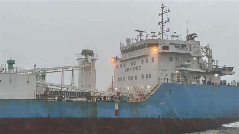 印尼籍「伊莉安娜（IRIANA）」因方向舵故障，被風浪沖到屏東縣枋寮和枋山的交界擱淺。（圖／翻攝畫面）