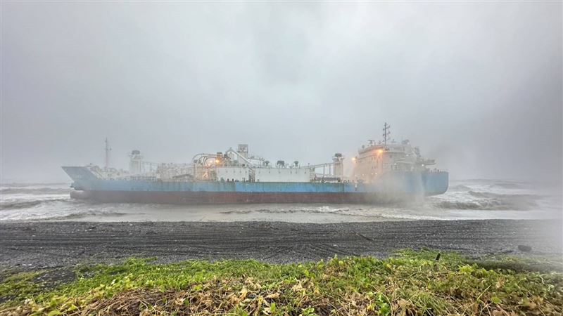 印尼籍「伊莉安娜（IRIANA）」因方向舵故障，被風浪沖到屏東縣枋寮和枋山的交界擱淺。（圖／翻攝畫面）