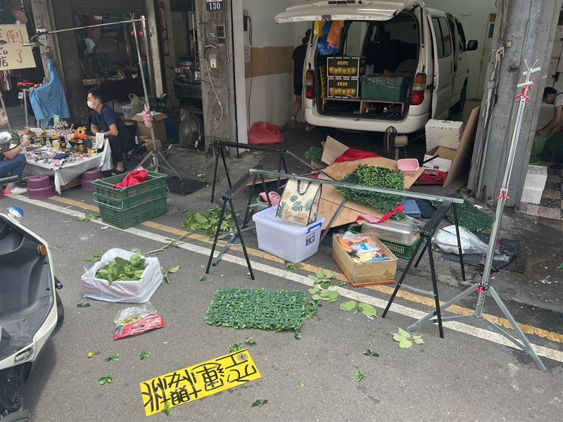 菜販把水果攤砸毀。（圖／翻攝畫面）