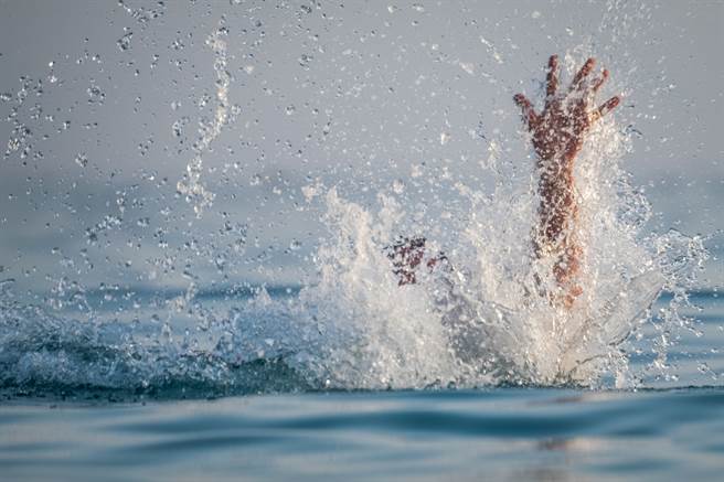 碧潭游泳遇水鬼抓交替男險溺死曝超毛經歷：水底有光- 搜奇- 網推
